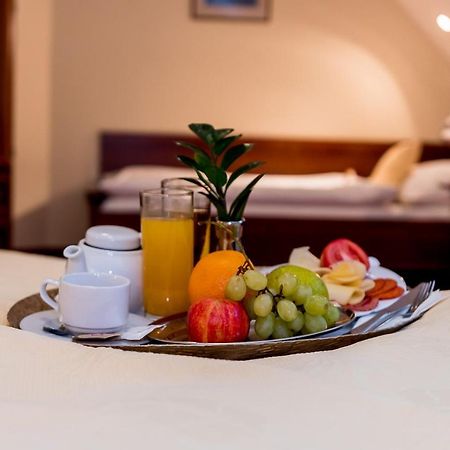 Hejtmansky Dvur Hotel Slaný Buitenkant foto