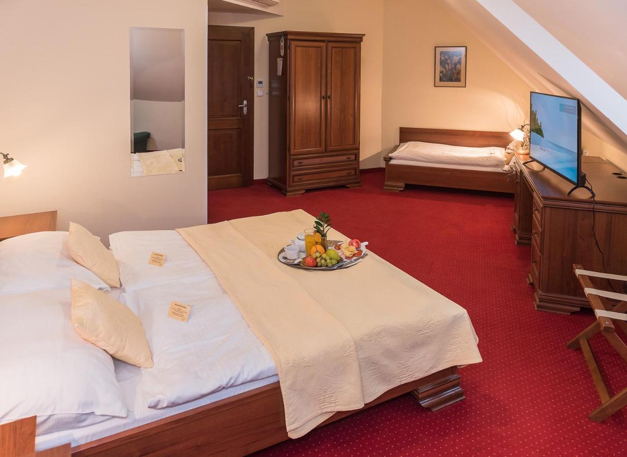 Hejtmansky Dvur Hotel Slaný Buitenkant foto