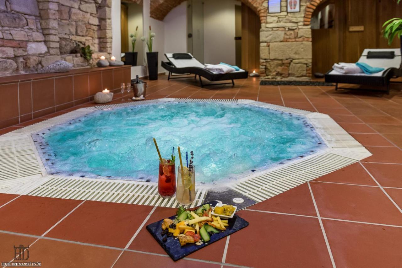 Hejtmansky Dvur Hotel Slaný Buitenkant foto