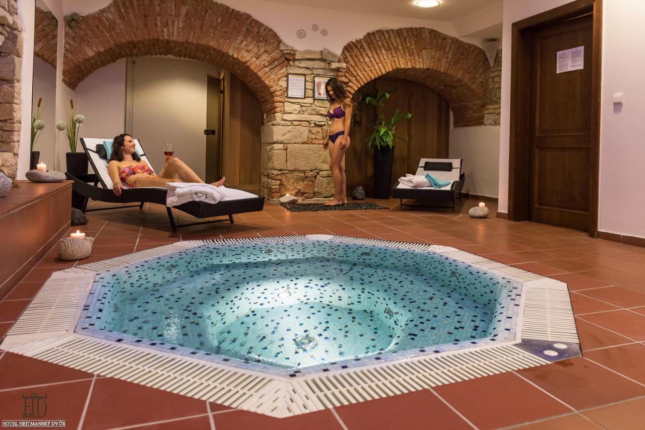 Hejtmansky Dvur Hotel Slaný Buitenkant foto
