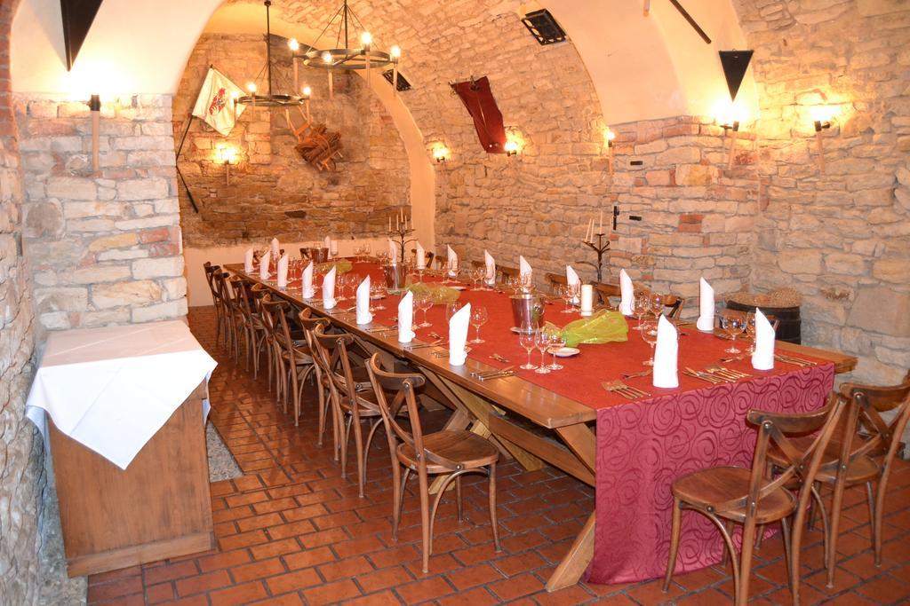 Hejtmansky Dvur Hotel Slaný Buitenkant foto