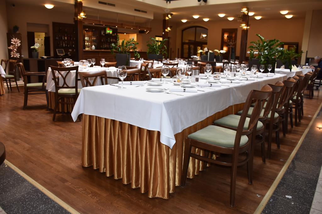 Hejtmansky Dvur Hotel Slaný Buitenkant foto