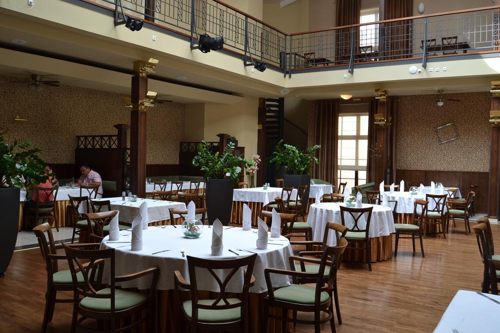 Hejtmansky Dvur Hotel Slaný Buitenkant foto