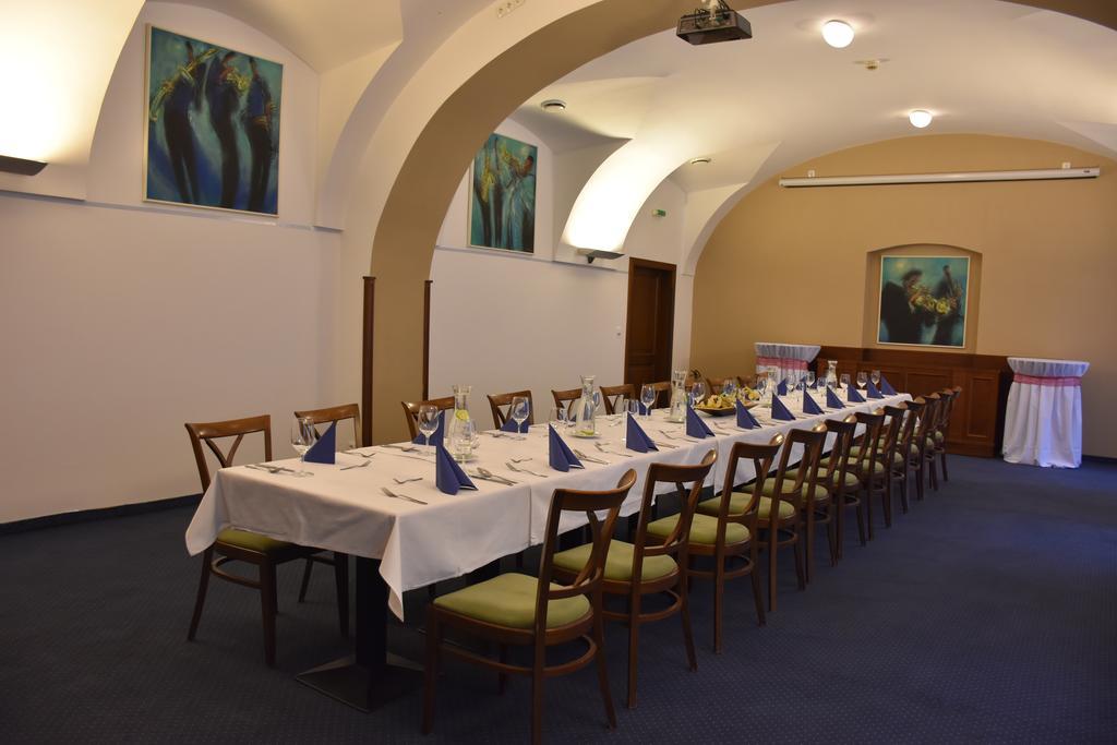 Hejtmansky Dvur Hotel Slaný Buitenkant foto