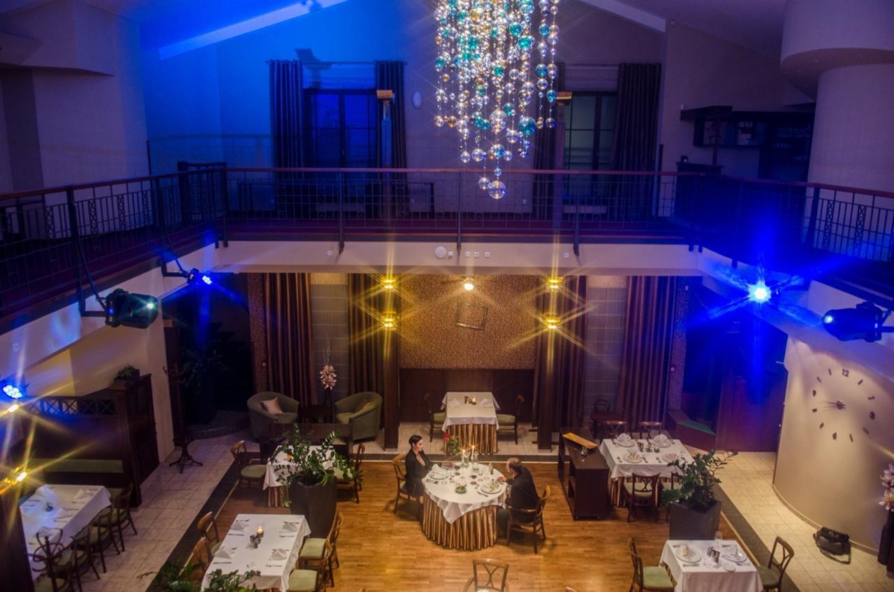 Hejtmansky Dvur Hotel Slaný Buitenkant foto