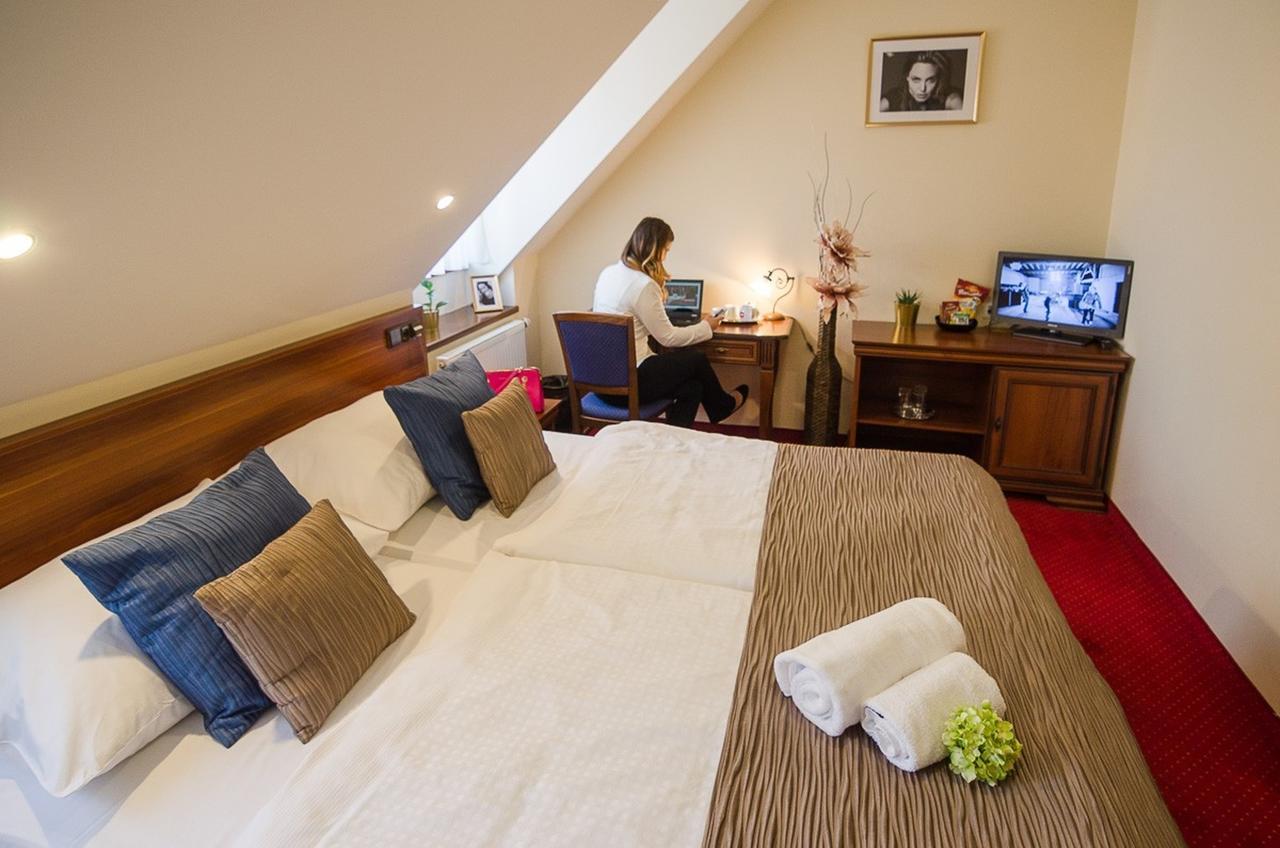 Hejtmansky Dvur Hotel Slaný Buitenkant foto