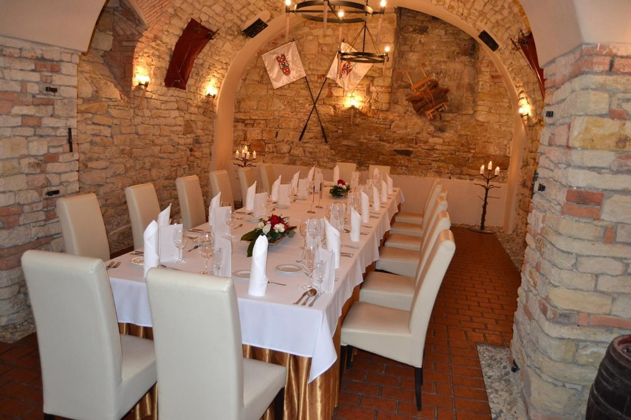 Hejtmansky Dvur Hotel Slaný Buitenkant foto
