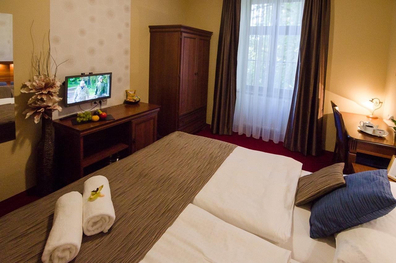 Hejtmansky Dvur Hotel Slaný Buitenkant foto