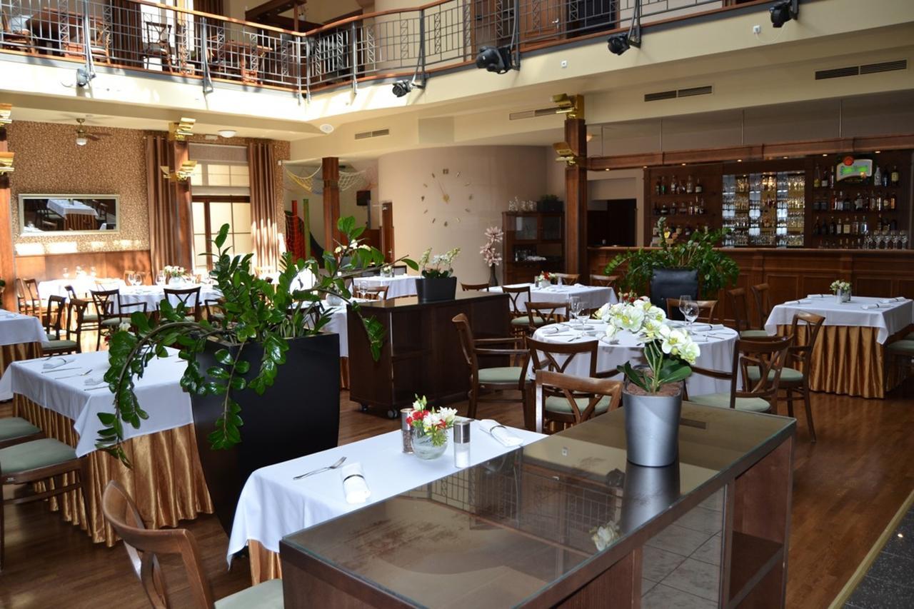 Hejtmansky Dvur Hotel Slaný Buitenkant foto